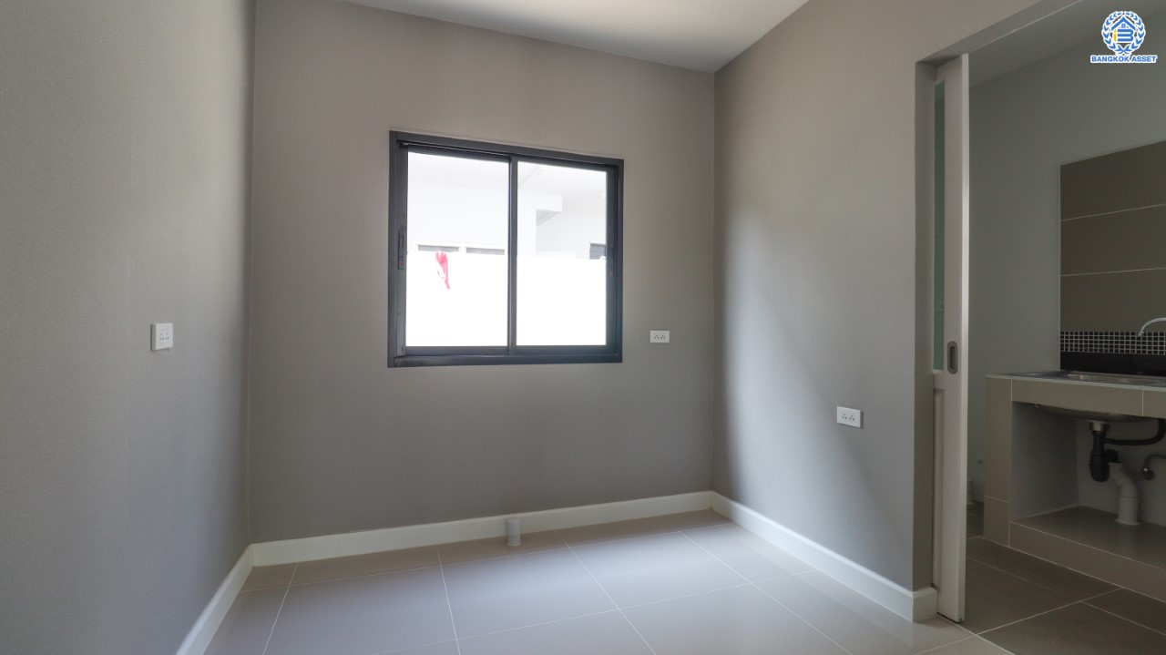 บ้านมือสองตกแต่งใหม่ ม.ราชพฤกษ์ บางบอน4 หลังมุม ตกแต่งหรูหรา ดีไซน์ Classic เนื้อที่ 103.1 ตร.ว. ฟังก์ชัน 3 ห้องนอน 3 ห้องน้ำ จอดรถได้ 4 คัน พื้นที่สนามหญ้าด้านข้างกว้างกว่า 242 ตร.ม. บนทำเลศักยภาพ เชื่อมต่อหลายเส้นทาง ใกล้เดอะมอลล์บางแค จุดขึ้นทางด่วน "เพชรเกษม" และรถไฟฟ้าสายสีน้ำเงิน "สถานีหลักสอง"